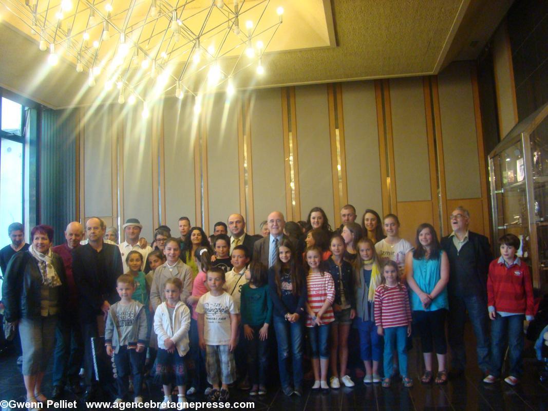 les Dañserien Kemper, le maire de Quimper, ses adjoints et le député.