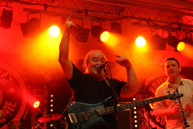 Sonerien Du au fest noz le bassiste Jean Pierre Le Cam vient tirer sa révérence à Kleg