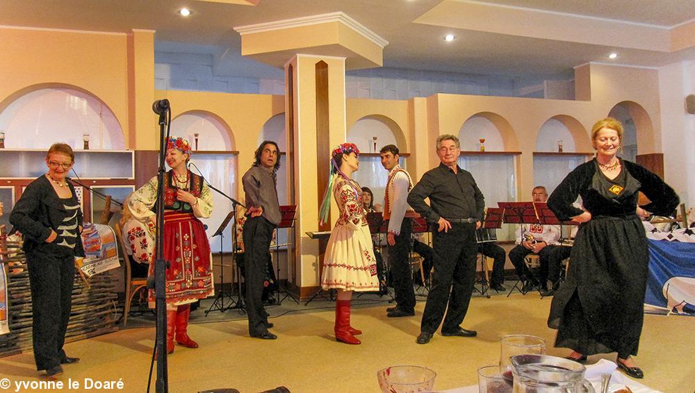 Apprentissage de la danse ukrainienne, par les membres de l'ensemble Tavria. A gauche, Marie-Aline Demortain, présidente de l'association 