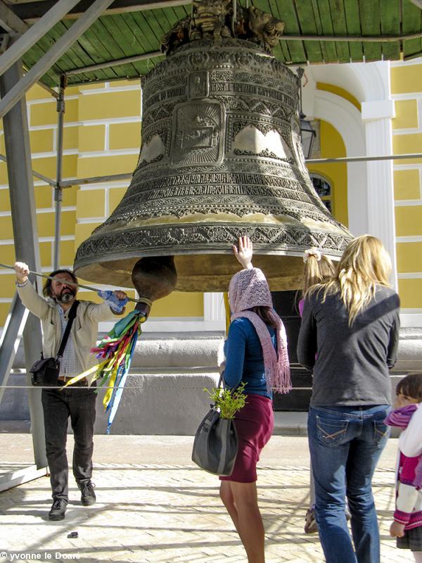 Les cloches résonnent partout à Kiev pour l'ouverture de la célébration des rameaux. Les croyants viennent toucher l'énorme cloche bénie de la Laure pour  cette occasion. Dans toutes les églises des offices religieux débutent  à ce moment là.