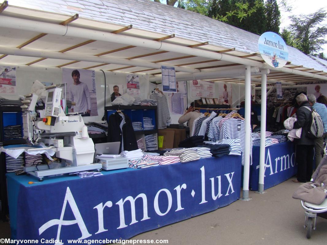 Un stand de vêtements bretons faits à Kemper. Un stand de vêtements bretons faits à Kemper.