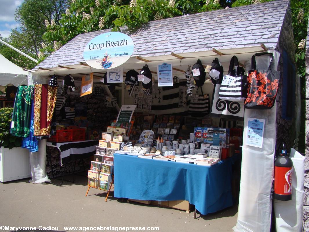 Éditeur et diffuseur incontournable de la culture bretonne, Coop Breizh - magasin à Paris 10 rue du Maine - avec livres disques et objets estampillés bretons. Éditeur et diffuseur incontournable de la culture bretonne, Coop Breizh - magasin à Paris 10 rue du Maine - avec livres disques et objets estampillés bretons.