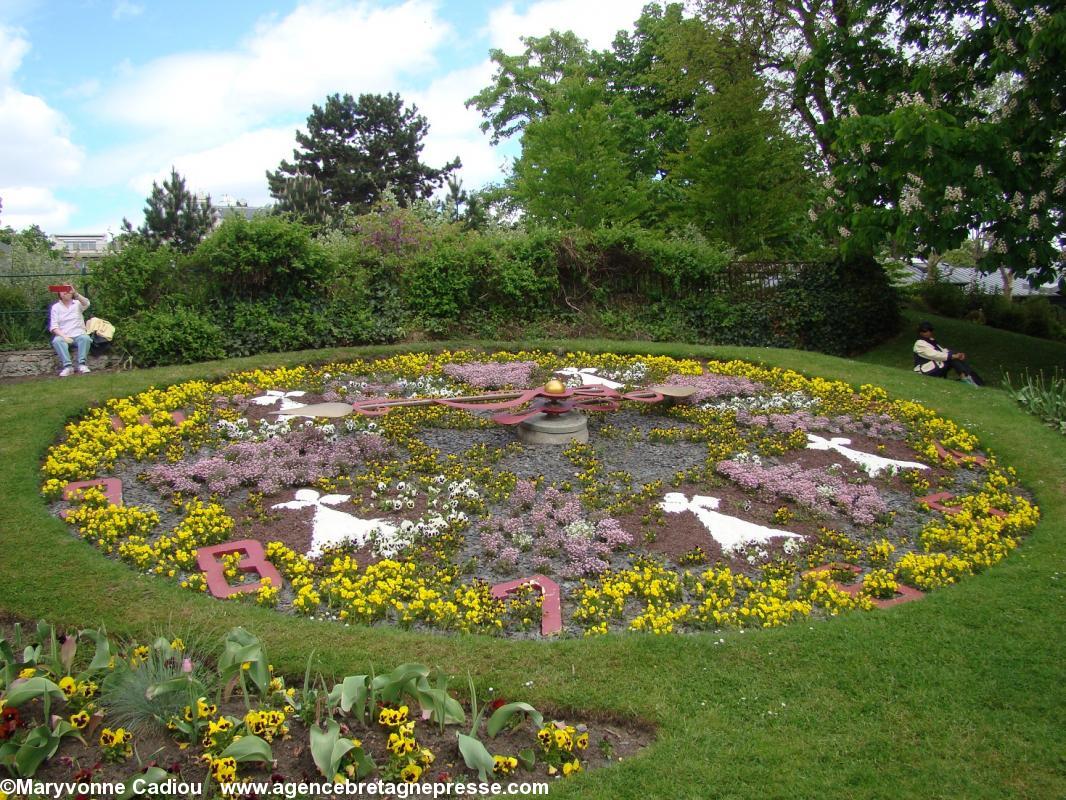 Hermines en plâtre autour de la pendule. Non loin de la grande scène, la pelouse sera couverte de monde lors des concerts. Hermines en plâtre autour de la pendule. Non loin de la grande scène, la pelouse sera couverte de monde lors des concerts.