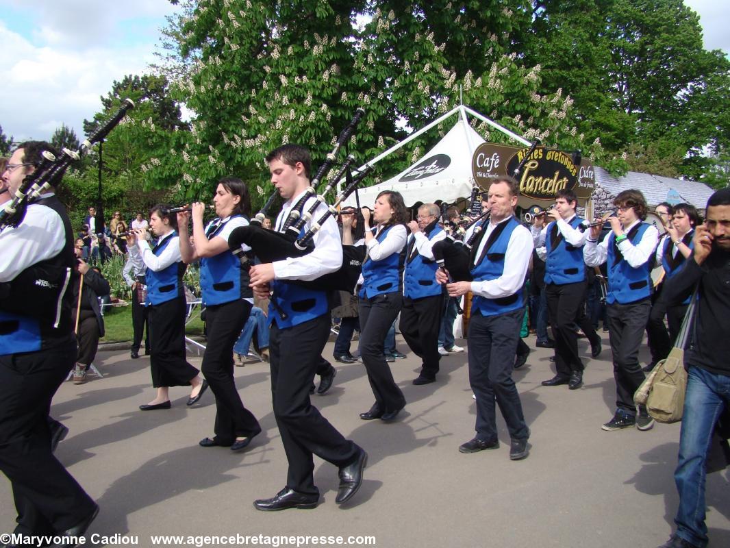 La parade du jour dans le jardin entre 16 h et 17 h. Le Bagadig Karaez. La parade du jour dans le jardin entre 16 h et 17 h. Le Bagadig Karaez.