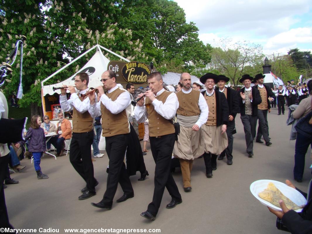 Le cercle celtique Kan Breizh de Rambouillet avec ses danseurs. Le cercle celtique Kan Breizh de Rambouillet avec ses danseurs.