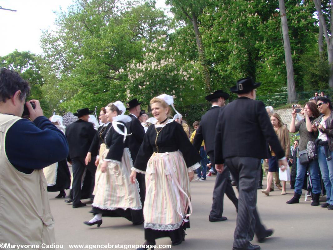 Ses danseuses portent une ancienne coiffe de l’Aven. Ses danseuses portent une ancienne coiffe de l’Aven.