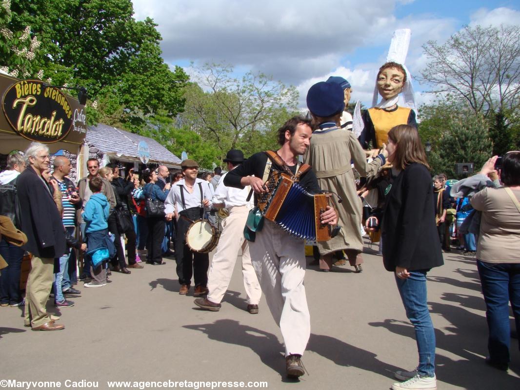 Un groupe de marionnettes sur échasses en fin de parade et en musique. Un groupe de marionnettes sur échasses en fin de parade et en musique.