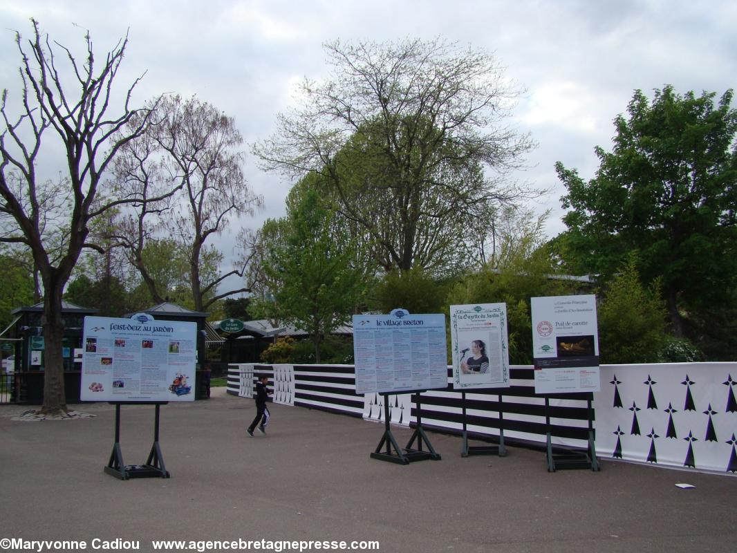 À l’entrée. À l’entrée.