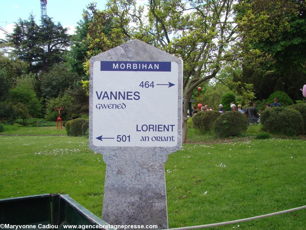 Panneau Morbihan. ABP n’affirmera pas qu’il n’y avait aucun panneau indiquant la distance de Nantes. Le temps fut court et grand est le jardin. Panneau Morbihan. ABP n’affirmera pas qu’il n’y avait aucun panneau indiquant la distance de Nantes. Le temps fut court et grand est le jardin.