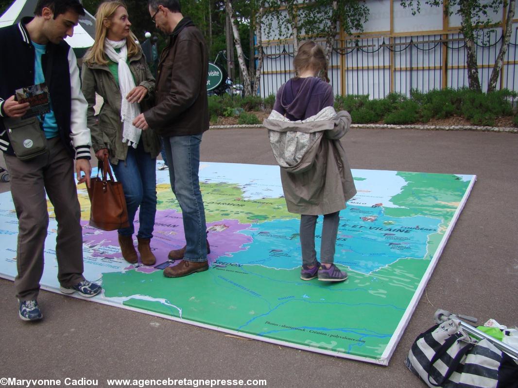 Dans le jardin une carte B4 par terre. Dans le jardin une carte B4 par terre.