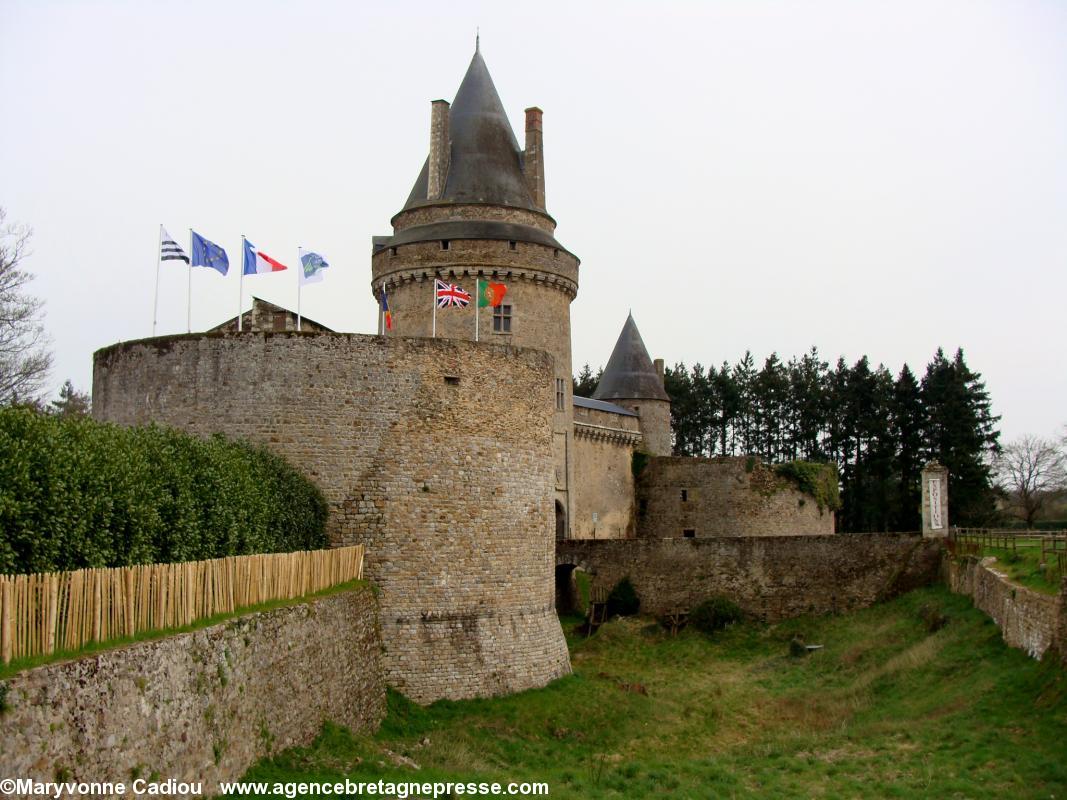 Le château de Blain, le 11 avril 2010. Vue sur le fossé, les remparts et l\'entrée.