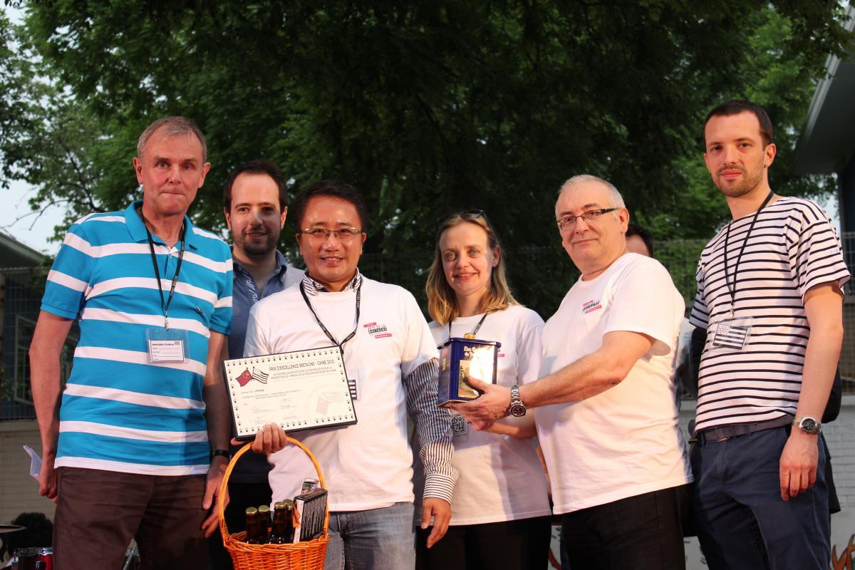 Remise du prix à la société Jimax représentée par David LAM avec les membres du Jury
De gauche à droite: Jean Leviol, Ministre conseiller pour les affaires économiques et commerciales au Service économique régional de l\'Ambassade France à Pékin, Philippe Marrec, Chef de pôle Ubifrance (Infrastructures, Transport, Industrie) pour la Chine,
David Lam, directeur général de JIMAX, Christelle Rouault, responsable du Bureau de Représentation de la Bretagne en Chine (BCR), Thierry Benon-Le Mouellic, membre de l\'association Zhong Breizh, Jean-Baptiste Audran, président de l’association Zhong Breizh