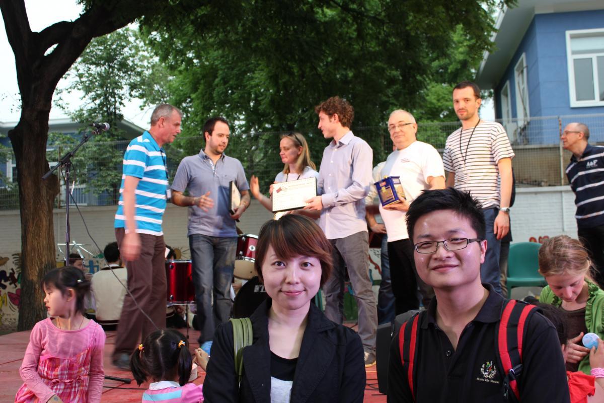 Remise du prix à la société Olmix représentée par David CHEREL avec les membres du Jury. De gauche à droite: Jean Leviol, Ministre conseiller pour les affaires économiques et commerciales au Service économique régional de l\'Ambassade France à Pékin, Philippe Marrec, Chef de pôle Ubifrance (Infrastructures, Transport, Industrie) pour la Chine, Christelle Rouault, responsable du Bureau de Représentation de la Bretagne en Chine (BCR), David Chérel, directeur du développement du groupe Olmix en Asie, Thierry Benon-Le Mouellic, membre de l\'association Zhong Breizh, Jean-Baptiste Audran, président de l’association Zhong Breizh