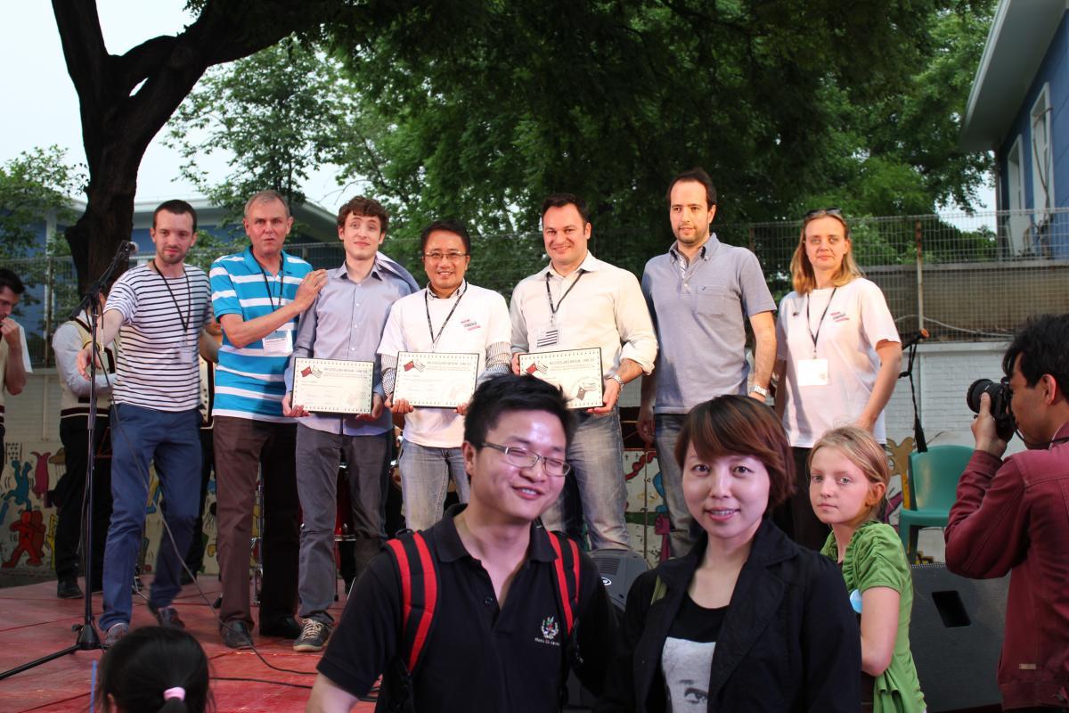 Les lauréats avec les membres du Jury. De gauche à droite: Jean-Baptiste Audran, président de l’association Zhong Breizh, Jean Leviol, Ministre conseiller pour les affaires économiques et commerciales au Service économique régional de l\'Ambassade France à Pékin, David Chérel, directeur du développement du groupe Olmix en Asie, David Lam, directeur général de JIMAX, Philippe Marrec, Chef de pôle Ubifrance (Infrastructures, Transport, Industrie) pour la Chine, Philippe Mallejac, directeur général de la société iG SolTherm.,Ltd, Philippe Marrec, Chef de pôle Ubifrance (Infrastructures, Transport, Industrie) pour la Chine, Christelle Rouault, responsable du Bureau de Représentation de la Bretagne en Chine (BCR).