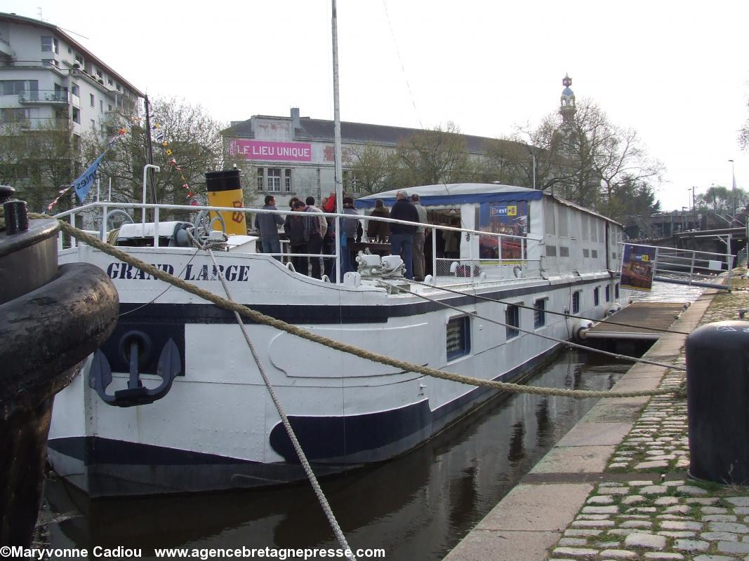 La façade du Lieu Unique - en rose - au fond, non loin du pont de chemin de fer près de la Tour Lu et le long du canal Saint-Félix.