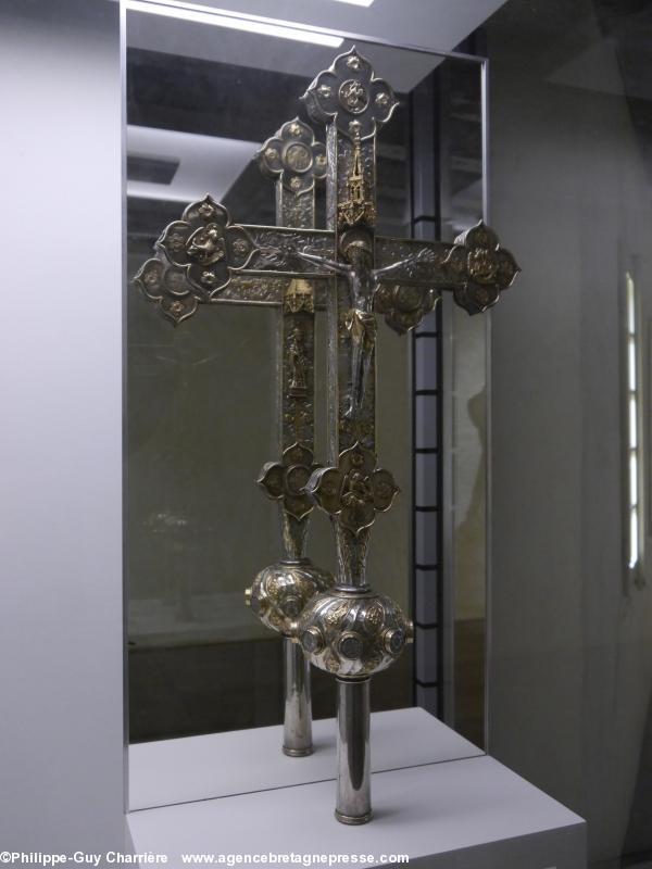 Exceptionnelle croix de procession - argenterie rennaise, XVème siècle Exceptionnelle croix de procession - argenterie rennaise, XVème siècle