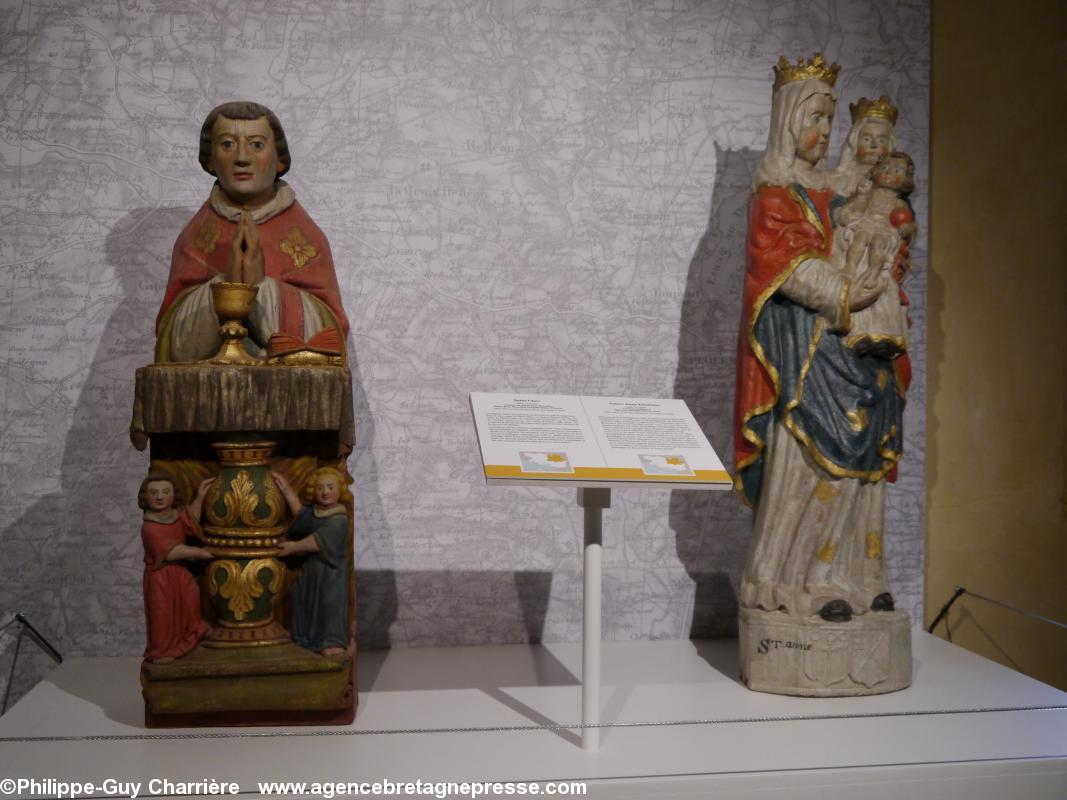 Saint Uhec (bois, XVIème siècle - Saint-Jean Brévelay,
chapelle Saint Thuriau) et Sainte Anne trinitaire
(bois, XVIème siècle - Mauron, chapelle Sainte Anne) Saint Uhec (bois, XVIème siècle - Saint-Jean Brévelay,
chapelle Saint Thuriau) et Sainte Anne trinitaire
(bois, XVIème siècle - Mauron, chapelle Sainte Anne)