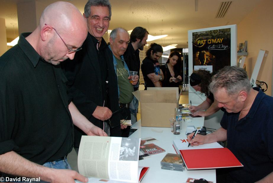 Séance de dédicace à la Maison de la Bretagne avec Frank Darcel, l\'initiateur de ROK 2 l\'encyclopédie du rock en Bretagne. Séance de dédicace à la Maison de la Bretagne avec Frank Darcel, l\'initiateur de ROK 2 l\'encyclopédie du rock en Bretagne.