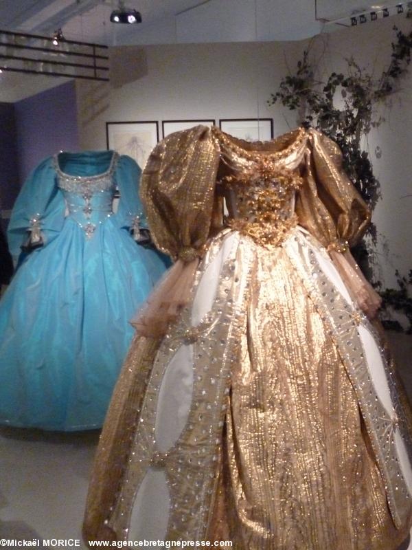 Présentées à l\'exposition,les robes couleur du Temps et couleur de Soleil du film \"Peau d\'âne de Jacques DEMY. Ce sont les répliques des robes originales réalisées par Gitt MAGRINI