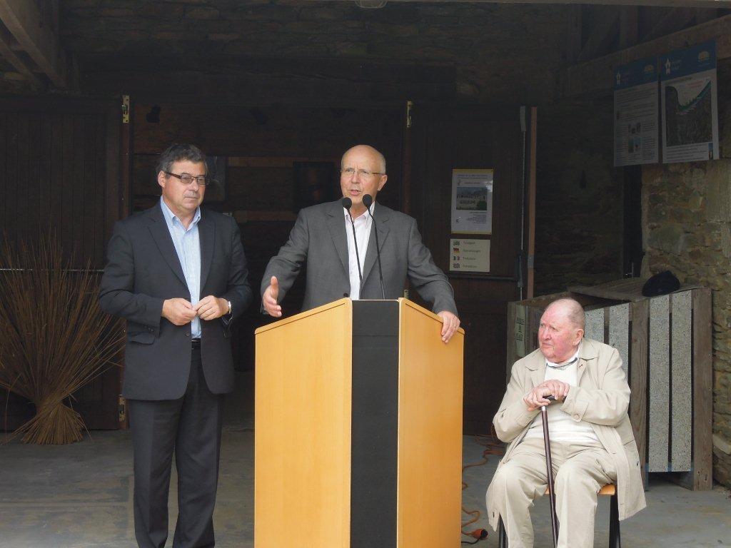 Bernard Le Floc\\\'h présentant l\\\'exposition de Corentin Le Pape, à Tréguennec (Maison de la Baie), le 21 juin 2013 en présence de l\'artiste (assis) et de Jean-Paul Stanzel, président de la Communauté de communes du Pays bigouden-Sud, 1er adjoint au maire de Penmarc\'h.