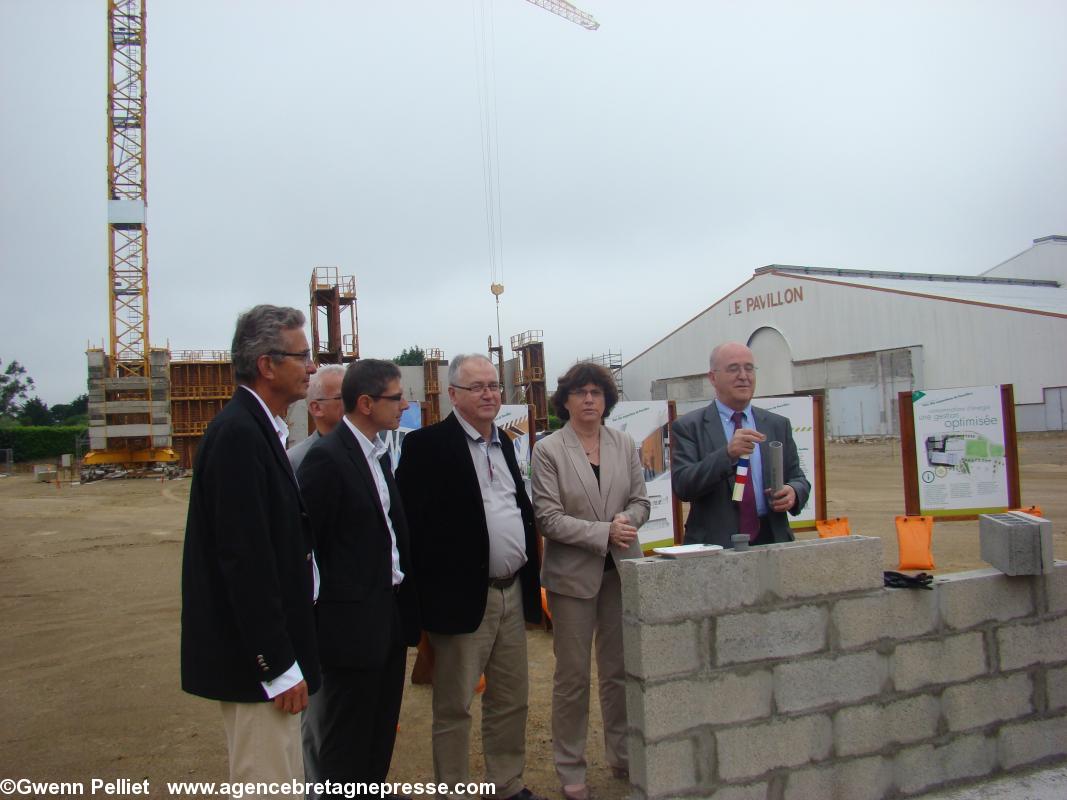 M. Bernard Poignant, président de Quimper Communauté pose la première pierre du nouveau centre des congrès de Kemper.