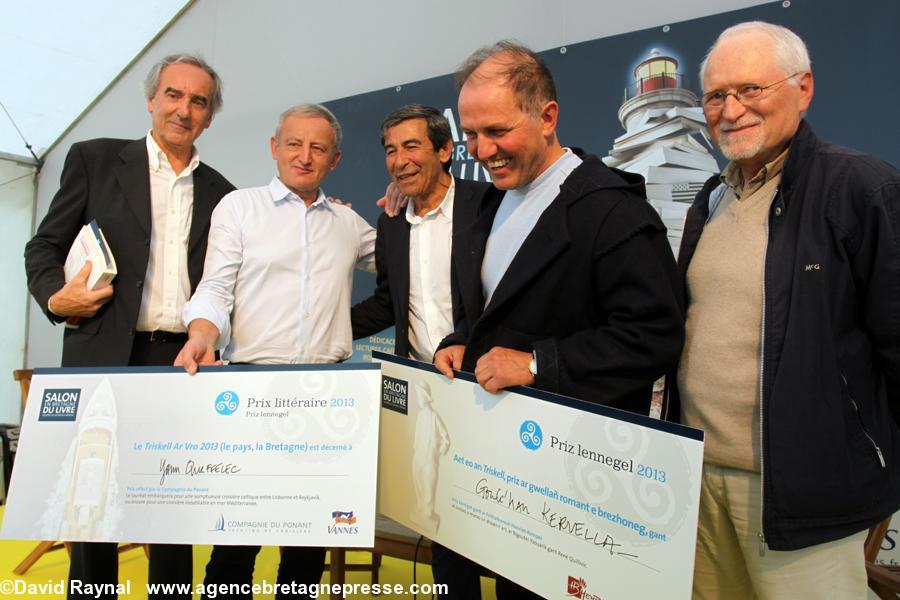 Le Salon de livre en Bretagne de Vannes récompense des auteurs français et de langue bretonne ici Yann Queffelec et Goulc’han Kervella en présence notamment de Patrick Mahé et Pierre Defendini. Le Salon de livre en Bretagne de Vannes récompense des auteurs français et de langue bretonne ici Yann Queffelec et Goulc’han Kervella en présence notamment de Patrick Mahé et Pierre Defendini.