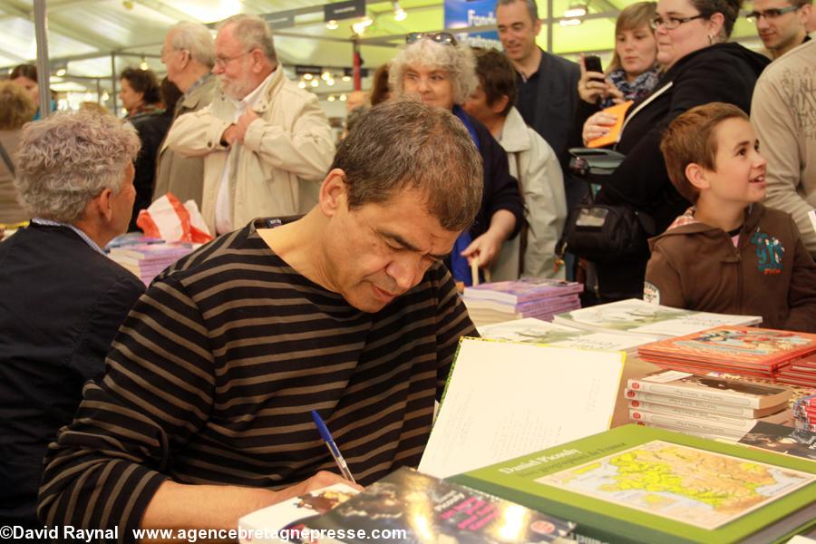 L\'écrivain Daniel Picouly en dédicace. L\'écrivain Daniel Picouly en dédicace.