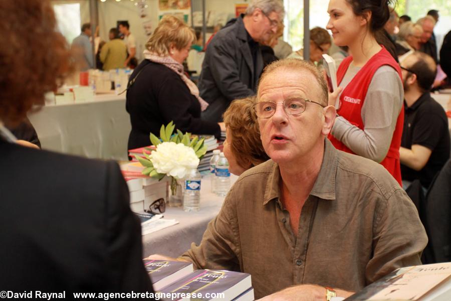 L\'écrivain Jean Teulé en dédicace. L\'écrivain Jean Teulé en dédicace.