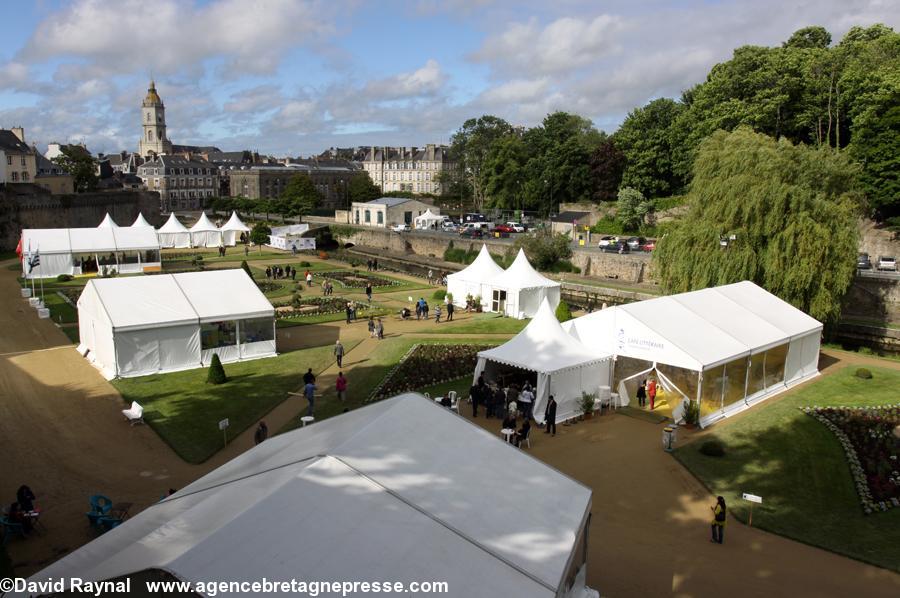 Le salon du livre en Bretagne de Vannes se déroule dans les jardins des remparts. Il a réuni quelque 200 auteurs dont 3 Prix Goncourt, 2 Prix Renaudot, 1 Prix Bretagne/Priz Breizh. Le salon du livre en Bretagne de Vannes se déroule dans les jardins des remparts. Il a réuni quelque 200 auteurs dont 3 Prix Goncourt, 2 Prix Renaudot, 1 Prix Bretagne/Priz Breizh.