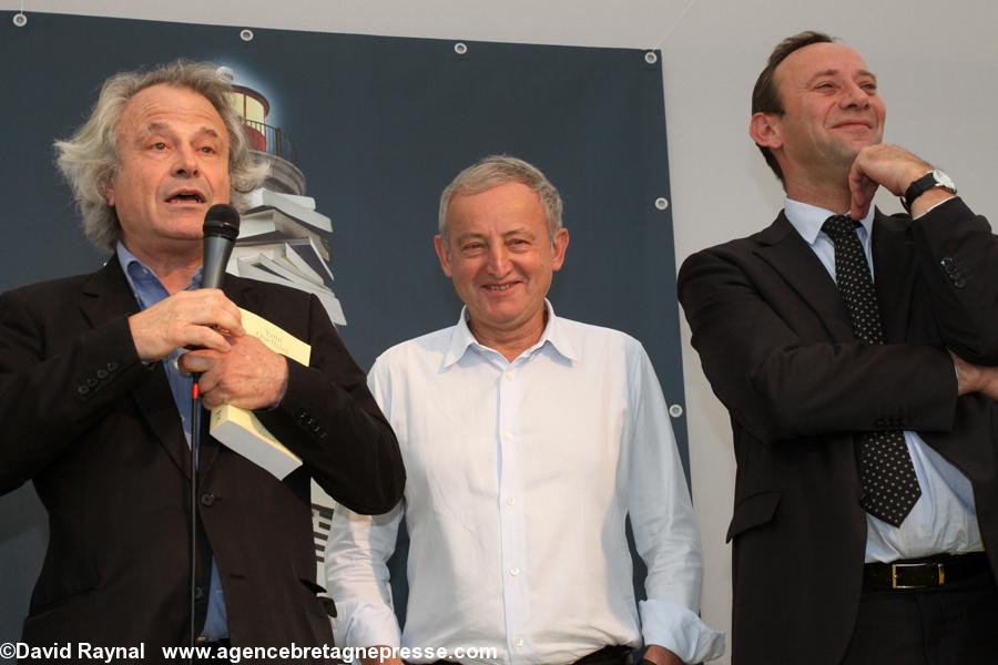 Le prix Coup de cœur du Point a été décerné par Franz-Olivier Giesbert, le directeur du magazine à Yann Queffélec pour son « Dictionnaire amoureux de la Bretagne » chez Plon en présence de David Robo le maire de Vannes. Le prix Coup de cœur du Point a été décerné par Franz-Olivier Giesbert, le directeur du magazine à Yann Queffélec pour son « Dictionnaire amoureux de la Bretagne » chez Plon en présence de David Robo le maire de Vannes.