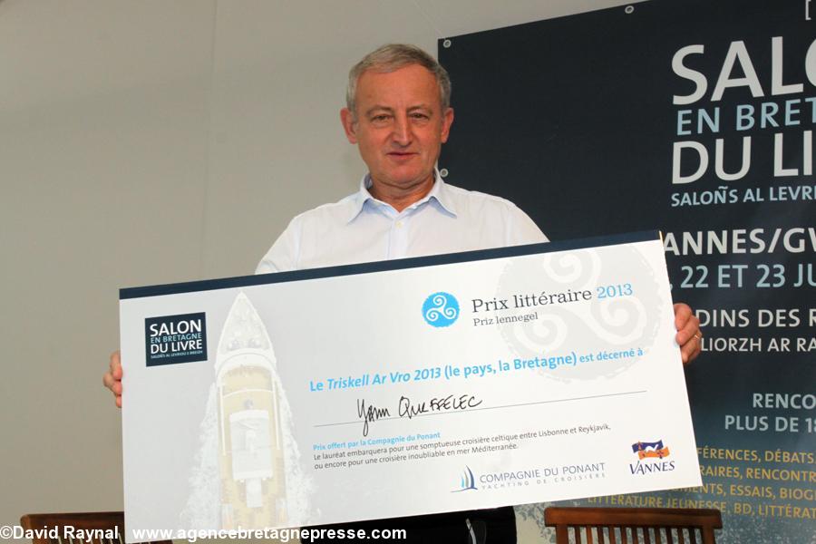 A l\'occasion du Salon du livre en Bretagne de Vannes, Yann Queffélec a reçu deux prix pour son \"Dictionnaire amoureux de la Bretagne\". A l\'occasion du Salon du livre en Bretagne de Vannes, Yann Queffélec a reçu deux prix pour son \"Dictionnaire amoureux de la Bretagne\".