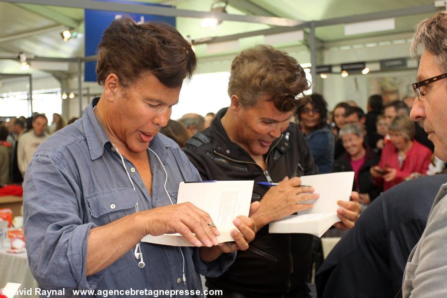 Les frères Bogdanov en séance de dédicace. Les frères Bogdanov en séance de dédicace.