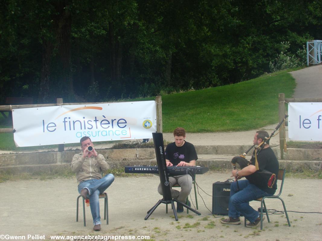 L\'ensemble \"Gros Roux Africain\" L\'ensemble \"Gros Roux Africain\"