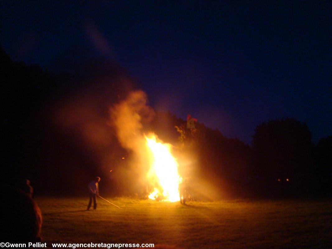 Le feu de la Saint-Jean sur la plaine du Moulin-Vert Le feu de la Saint-Jean sur la plaine du Moulin-Vert