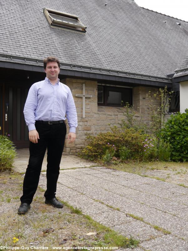 L\'Abbé Eric Trochet devant le presbytère de Carnac