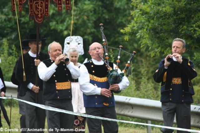la procession et les sonneurs de Ty-Mamm-Doue