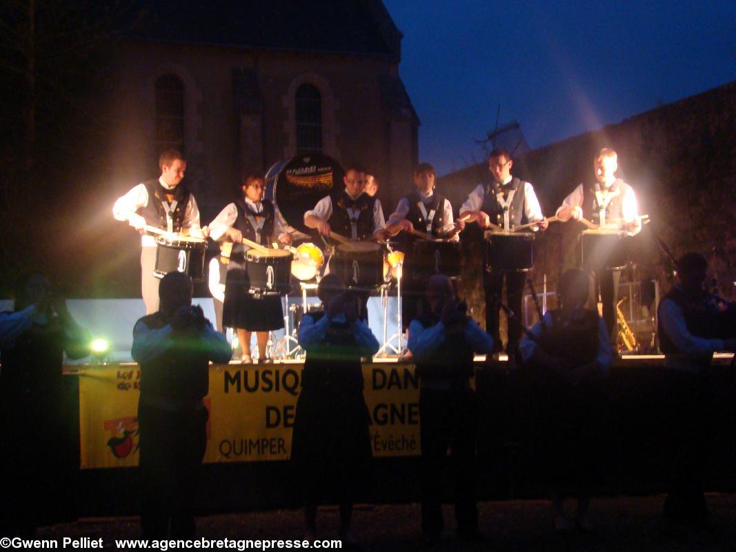 Le bagad descend sur scène pour interpréter l\'air du défilé de la St-Patrick à New-York lors de leur déplacement