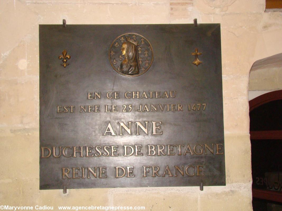Dans une salle de conférence du Grand Logis la plaque souvenir de la naissance d\'Anne de Bretagne au château. Dans une salle de conférence du Grand Logis la plaque souvenir de la naissance d\'Anne de Bretagne au château.