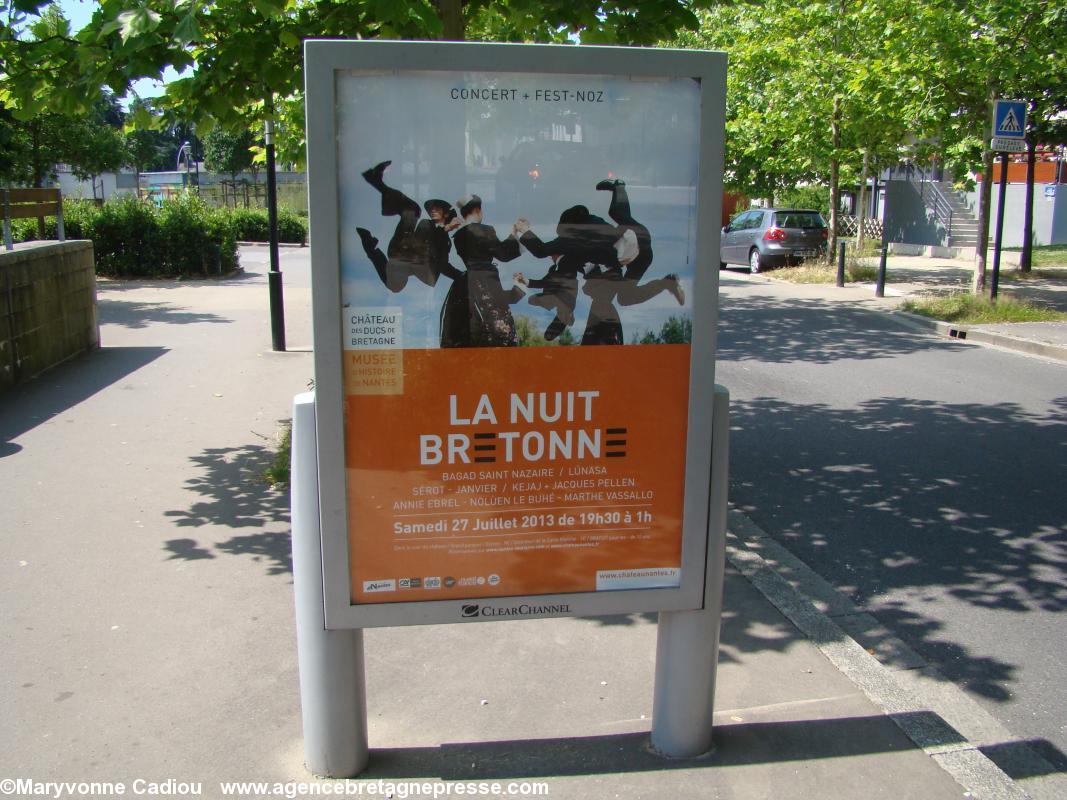 Affiche Nuit bretonne 2013 dans une rue de Nantes. Affiche Nuit bretonne 2013 dans une rue de Nantes.