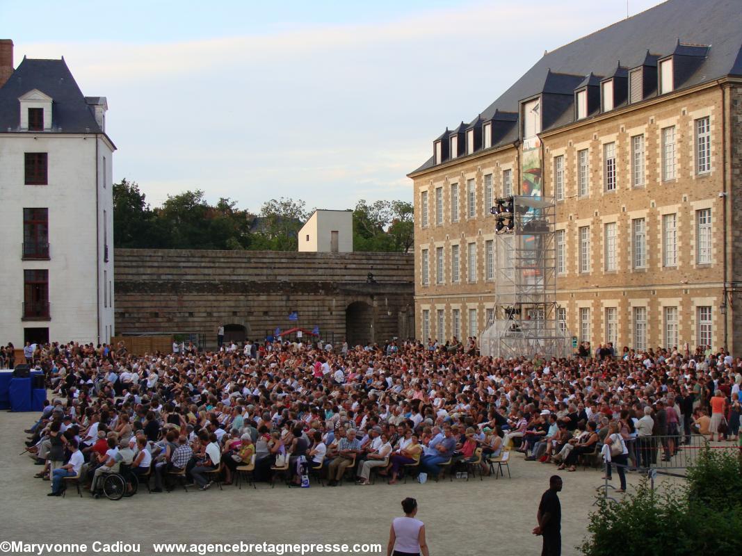 Le public dans la cour du château des ducs de Bretagne lors de l\'opéra rock Anne de Bretagne d\'Alain Simon en juin 2009.
Le public dans la cour du château des ducs de Bretagne lors de l\'opéra rock Anne de Bretagne d\'Alain Simon en juin 2009.