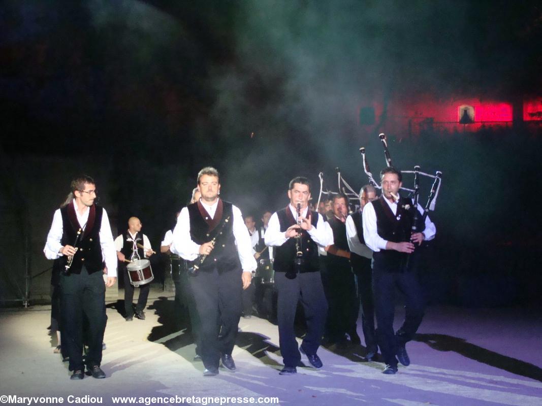 Le bagad de Saint-Nazaire a fait une apparition surprise dans la cour du château lors de l\'opéra rock Anne de Bretagne d\'Alain Simon en juin 2009. Le bagad de Saint-Nazaire a fait une apparition surprise dans la cour du château lors de l\'opéra rock Anne de Bretagne d\'Alain Simon en juin 2009.