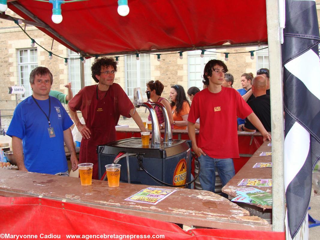 La bière Coreff servie par des bénévoles des associations bretonnes de Nantes en juin 2009. La bière Coreff servie par des bénévoles des associations bretonnes de Nantes en juin 2009.