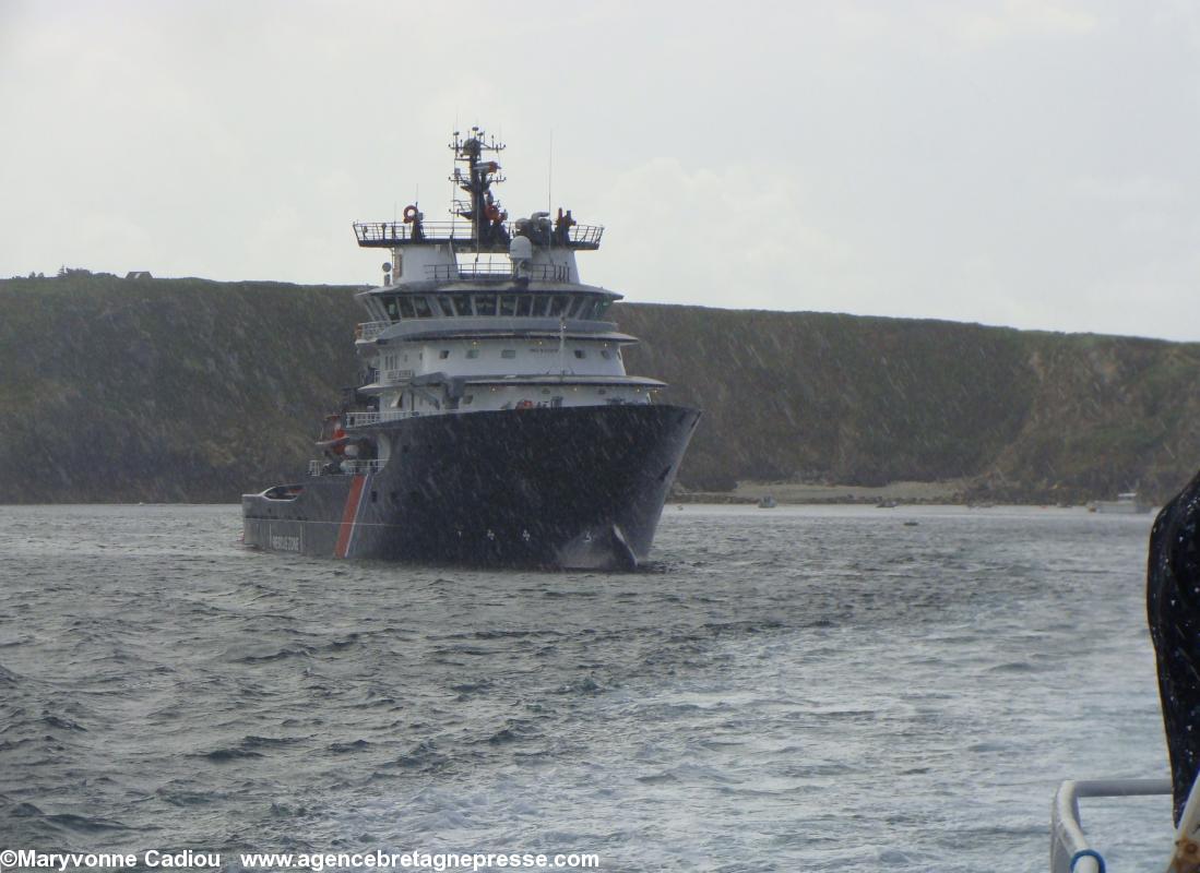 L\'Abeille Flandre au port du Stiff à Ouessant le 14 juillet 2010 à 14 h 59, par mauvais temps.