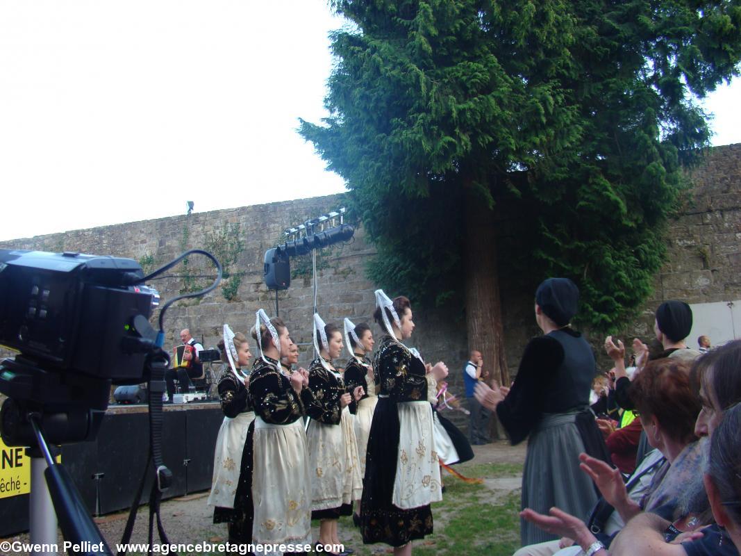 Le cercle Keltiad danse un an dro sur “Tri Martolod” en ouverture du spectacle.