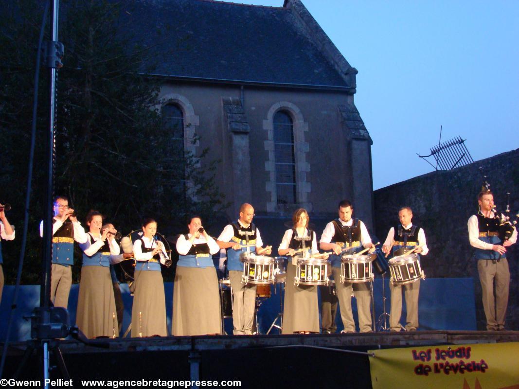 Le bagad Penhars interprète un cercle circassien.