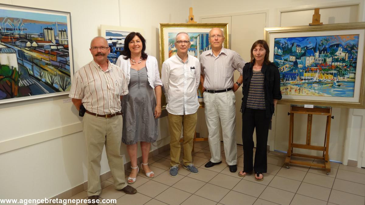 De g. à dr. Pierre Gloanec adjoint à la vie locale, Ouenja artiste peintre, Gilbert Tymen artiste exposant, Bernard Le Floc\\\'h de l\\\\\\\'Institut Culturel de Bretagne, Hélène Le Berre, première adjointe au maire.