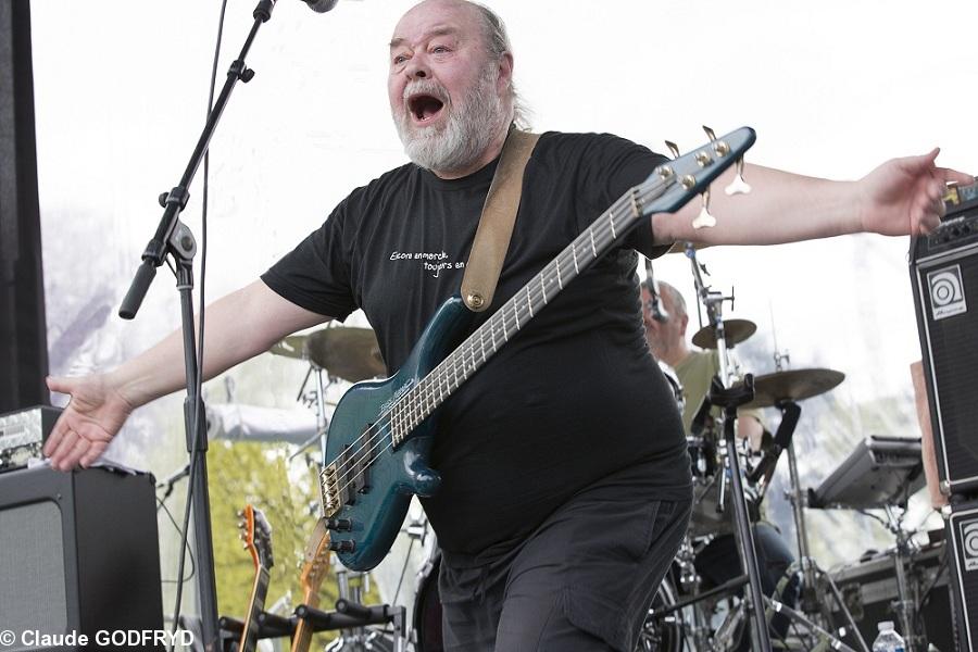 Jean-Pierre le Cam sur scène avec Sonerien Du au Jardin d\'Acclimatation, lors du festival consacré à la Bretagne (avril 2013)