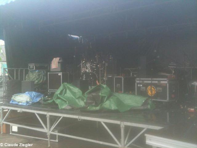 Un exemple des effets de l\\\\\\\\\\\\\\\'orage en Cornouaille : le fest noz des Sonerien Du a été annulé à Saint-Évarzec pour pluie et orage pendant la balance. Photo Claude Ziegler guitariste des Sonerien Du.