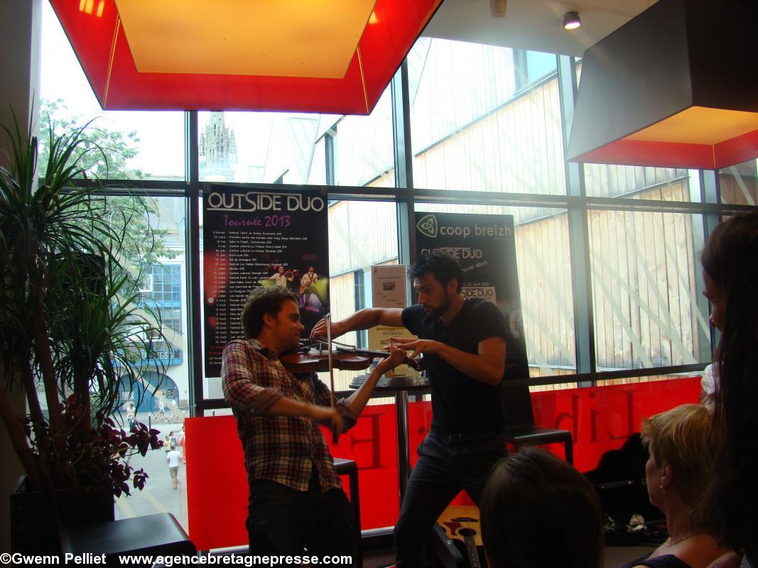 Violon à 4 mains : Julien Grignon a délaissé sa guitare et joue sur le violon d\'Antoine Solmiac