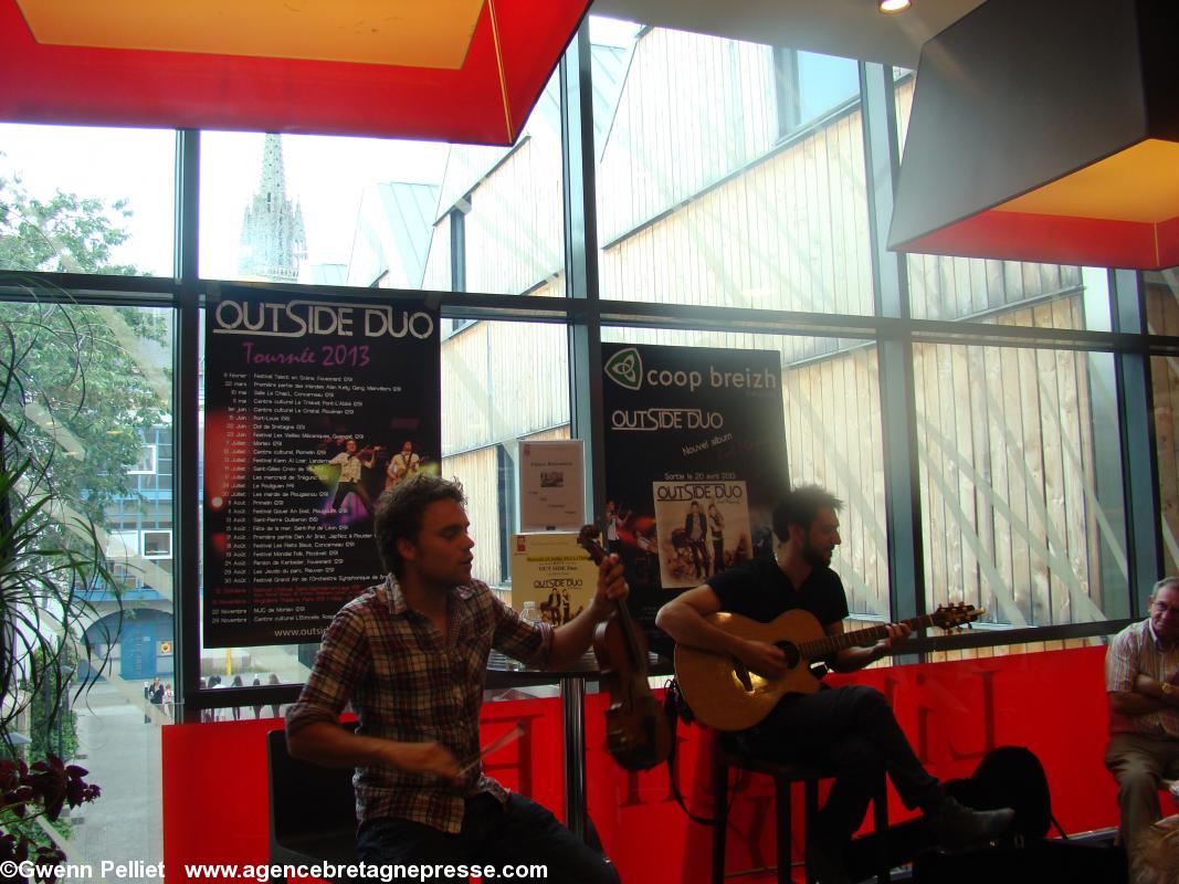 Antoine Solmiac au violon et Julien Grignon à la guitare interprètent \"I Can Fly\"